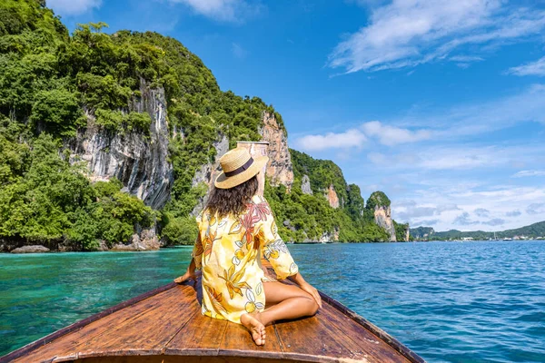 Koh Phi Phi Thailanda, femeie asiatică în barcă cu coadă lungă care explorează Phi Phi Lagoon în jurul insulei — Fotografie, imagine de stoc