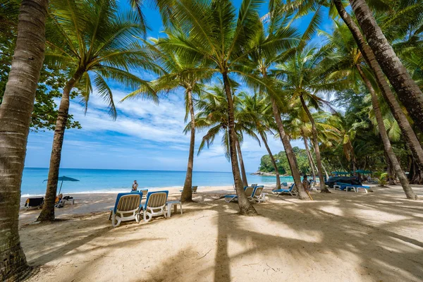Surin spiaggia a Phuket, sud della Thailandia, Surin spiaggia è una destinazione turistica molto famosa a Phuket, Bella spiaggia, Vista di bella spiaggia tropicale con palme intorno. Vacanza e concetto di vacanza. — Foto Stock
