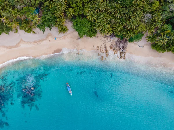 Plaża bananowa Phuket Tajlandia, tropikalna plaża z palmami w Phuket Tajlandia — Zdjęcie stockowe