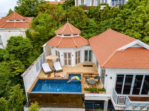 Phuket Thailand November 2021, Luxus-Resort mit Pool-Villa in Thailand an einem bewölkten Tag während der Regenzeit — Stockfoto