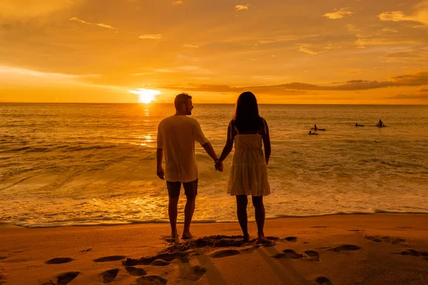 Praia de Naithon Phuket Tailândia, pôr do sol na praia tropical de Naithon Phuket Thialand — Fotografia de Stock