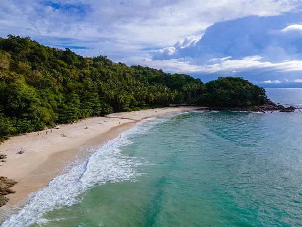 Svoboda pláž Phuket Thajsko, letecké drone pohled na tropické pláže s palmami v Phuket Thajsko — Stock fotografie
