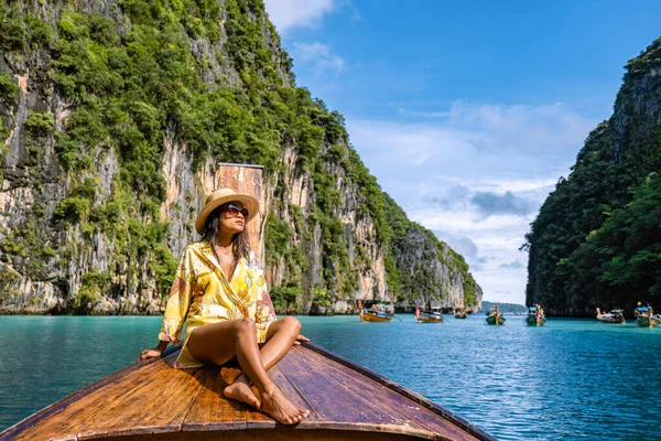 Koh Phi Phi Thailanda, femeie asiatică în barcă cu coadă lungă care explorează Phi Phi Lagoon în jurul insulei — Fotografie, imagine de stoc