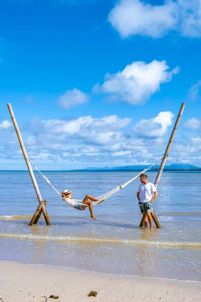 Casal homem e mulher relaxante em rede na praia em Phuket Nai yang praia Tailândia — Fotografia de Stock