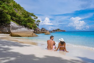 Similan Adaları Phuket, Tayland 'da palmiye ağaçları ve mavi okyanusla tropikal beyaz plaj