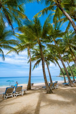 Tayland 'ın güneyindeki Phuket' te Surin plajı, Phuket 'te çok ünlü bir turistik yerdir. Güzel bir plaj, etrafında palmiyeler olan güzel bir tropikal plaj manzarası vardır. Tatil ve tatil kavramı.