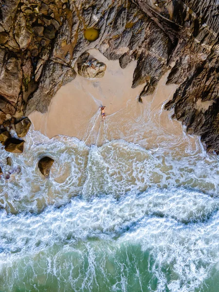 Svoboda pláž Phuket Thajsko, letecké drone pohled na tropické pláže s palmami v Phuket Thajsko — Stock fotografie