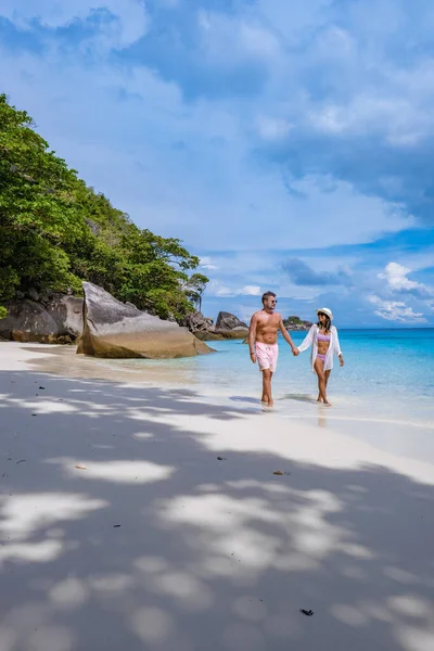 Isole similari Phuket, spiaggia tropicale bianca con palme e oceano blu in Thailandia — Foto Stock
