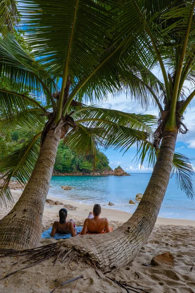 Bananenstrand Phuket Thailand, tropisch strand met palmbomen in Phuket Thailand — Stockfoto