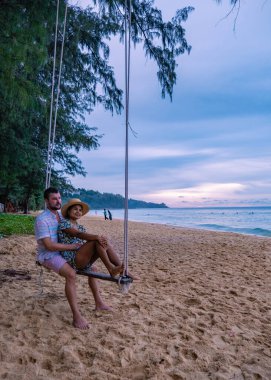 Naithon plajı Phuket Tayland, Naithon plajı Phuket Thialand tropik plajında gün batımı