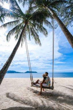 Phuket Tayland 'da plajda dinlenen çift, Tayland' da beyaz tropik plaj
