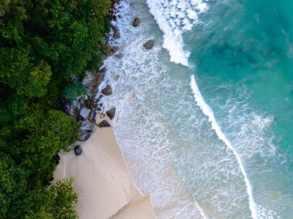 巨大な波、上からの青い海の波を持つプーケットタイのビーチでのドローン航空ビュー — ストック写真