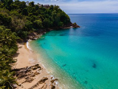 Muz plajı Phuket Tayland, Phuket Tayland 'da palmiye ağaçları olan tropik plaj.