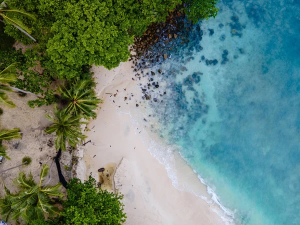 Freedom Beach Phuket Thailand, Drohnenaufnahme an einem tropischen Strand mit Palmen in Phuket Thailand — Stockfoto