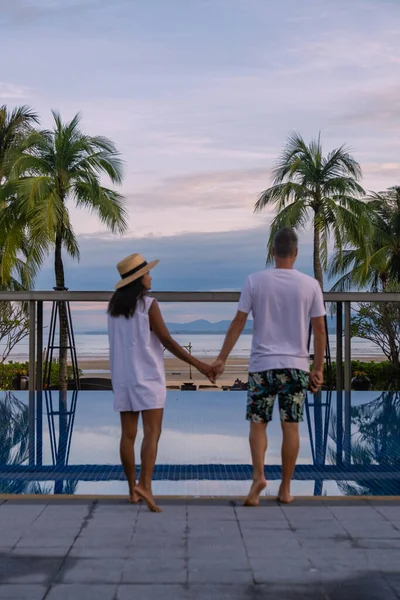 Couple homme et femme sur la plage à Phuket Thaïlande, Nai Yang plage avec île cachée en face — Photo