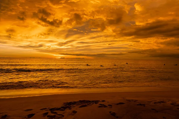 奈生海滩泰国普吉岛，日落在奈生海滩热带海滩普吉岛 — 图库照片