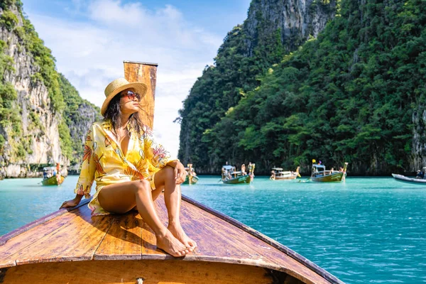 Ко Пхи Пхи Таиланд, азиатка на длиннохвостой лодке исследующая лагуну Пхи Пхи вокруг острова — стоковое фото