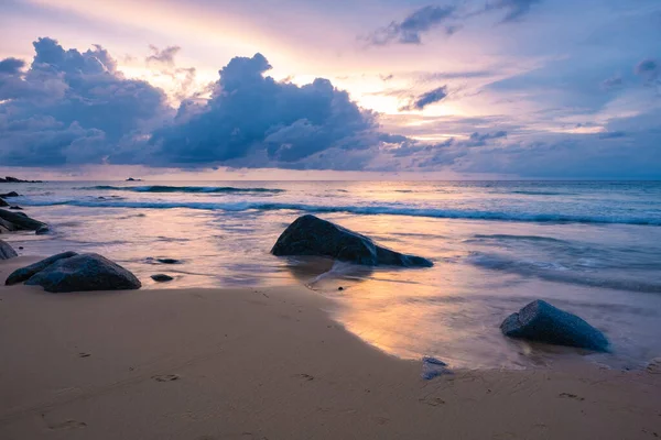 Praia de Naithon Phuket Tailândia, pôr do sol na praia tropical de Naithon Phuket Thialand — Fotografia de Stock