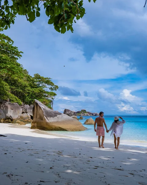 Similan Adaları Phuket, Tayland 'da palmiye ağaçları ve mavi okyanusla tropikal beyaz plaj