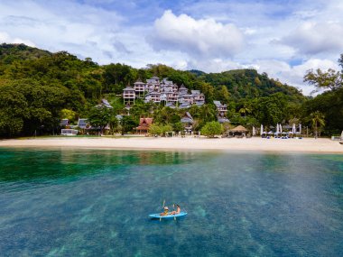 Phuket Tayland 'da kayak yapan çift, erkek ve kadın okyanusta kayak yapıyorlar.