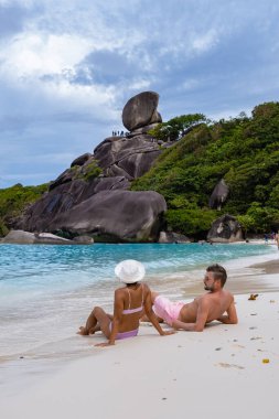 Similan Adaları Phuket, Tayland 'da palmiye ağaçları ve mavi okyanusla tropikal beyaz plaj