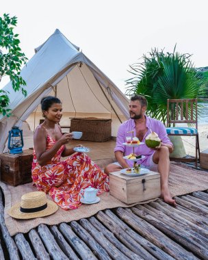 Tayland 'da sahilde çadırın önünde birkaç piknik.