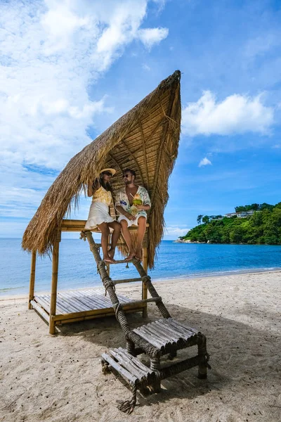 一对男女在泰国普吉岛的海滩上放松一下，在泰国的热带白沙滩上放松一下 — 图库照片