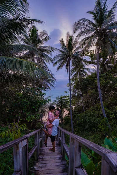 奈生海滩泰国普吉岛，日落在奈生海滩热带海滩普吉岛 — 图库照片