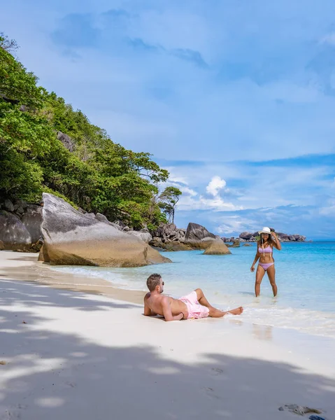 Similan Islands Phuket, playa tropical blanca con palmeras y océano azul en Tailandia —  Fotos de Stock