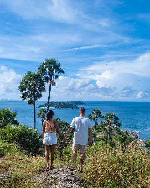 Bellissimo paesaggio di mare e promontorio a Promthep cape, Phuket, Thailandia — Foto Stock