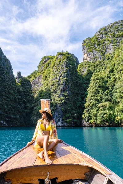 Koh Phi Phi Thajsko, asijská žena v dlouhém ocase lodi zkoumající Phi Phi Lagoon kolem ostrova — Stock fotografie