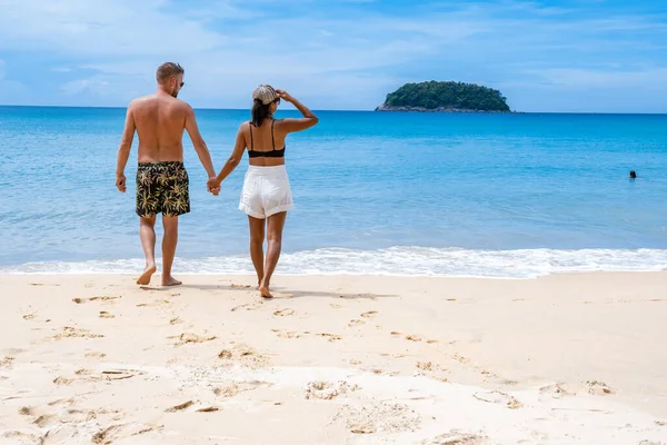 Kata Beach Phuket Tailândia, praia tropical com areia dourada branca e palmeiras na Tailândia — Fotografia de Stock