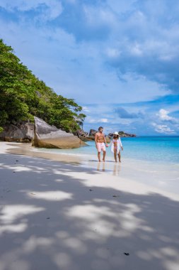 Similan Adaları Phuket, Tayland 'da palmiye ağaçları ve mavi okyanusla tropikal beyaz plaj
