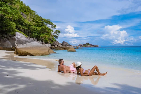 Similan Adaları Phuket, Tayland 'da palmiye ağaçları ve mavi okyanusla tropikal beyaz plaj — Stok fotoğraf