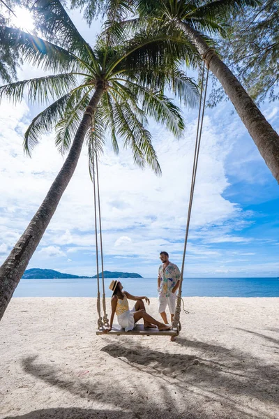 Pareja hombre y mujer relajarse en la playa en Phuket Tailandia, playa tropical blanca en Tailandia — Foto de Stock