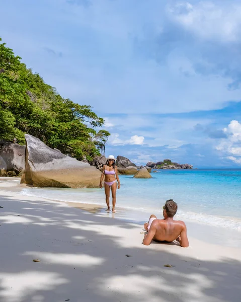 Similan Adaları Phuket, Tayland 'da palmiye ağaçları ve mavi okyanusla tropikal beyaz plaj — Stok fotoğraf