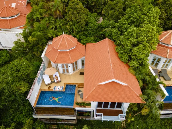 Phuket Tailândia novembro 2021, resort de luxo com piscina villa na Tailândia em um dia nublado durante a temporada chuvosa — Fotografia de Stock