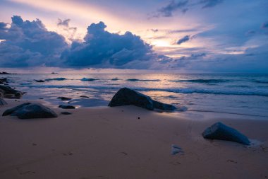 Naithon plajı Phuket Tayland, Naithon plajı Phuket Thialand tropik plajında gün batımı
