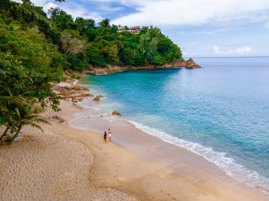 Muz plajı Phuket Tayland, Phuket Tayland 'da palmiye ağaçları olan tropik plaj.