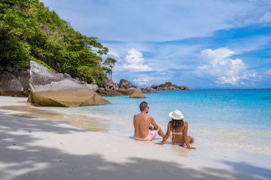 Similan Adaları Phuket, Tayland 'da palmiye ağaçları ve mavi okyanusla tropikal beyaz plaj