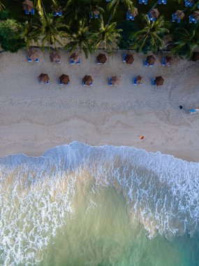Phuket Tayland 'da bir kumsalda İHA hava görüntüsü. Büyük dalgalar, yukarıdan mavi okyanus dalgaları.