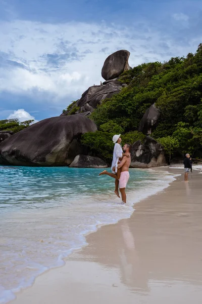Ομοιοπαθητικά Νησιά Πουκέτ, τροπική λευκή παραλία με φοίνικες και μπλε ωκεανό στην Ταϊλάνδη — Φωτογραφία Αρχείου