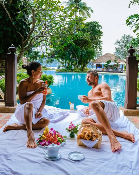 Couple prenant le petit déjeuner devant leur chambre au bord de la piscine en Thaïlande — Photo