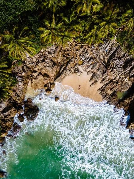 Freedom Beach Phuket Tailândia, vista aérea drone em uma praia tropical com palmeiras em Phuket Tailândia — Fotografia de Stock