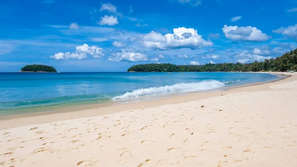 Kata Beach Phuket Thailand, tropisk strand med vit gyllene sand och palmer i Thailand — Stockfoto