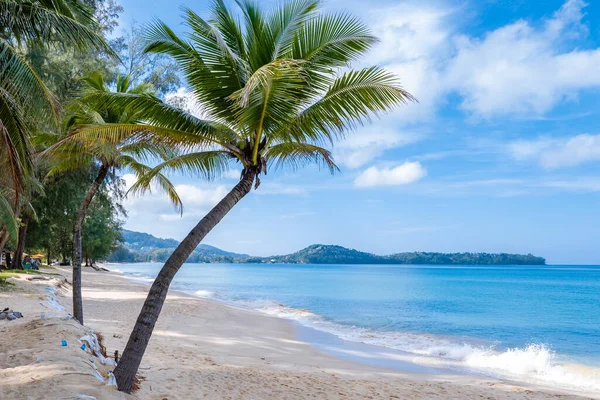 Surin Strand in Phuket, im Süden Thailands, Surin Strand ist ein sehr berühmtes Touristenziel in Phuket, Schöner Strand, Blick auf schönen tropischen Strand mit Palmen herum. Urlaubs- und Urlaubskonzept. — Stockfoto