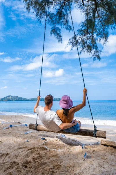 在泰国南部普吉的苏林海滩，苏林海滩是普吉一个非常有名的旅游胜地，美丽的海滩，美丽的热带海滩周围有棕榈树。假日和假期概念. — 图库照片