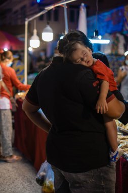 Pattaya Tayland, Naklua gece pazarı. Bir sürü sokak yemeği ve Naklua Gece Marketi satan insanların olduğu Tayland marketi.