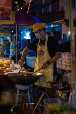 Pattaya Tayland, Naklua gece pazarı. Bir sürü sokak yemeği ve Naklua Gece Marketi satan insanların olduğu Tayland marketi.
