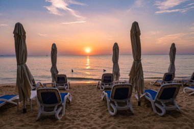 Na Jomtien plajı Pattaya Tayland, Pattatya Najomtien 'de günbatımında beyaz tropik plaj